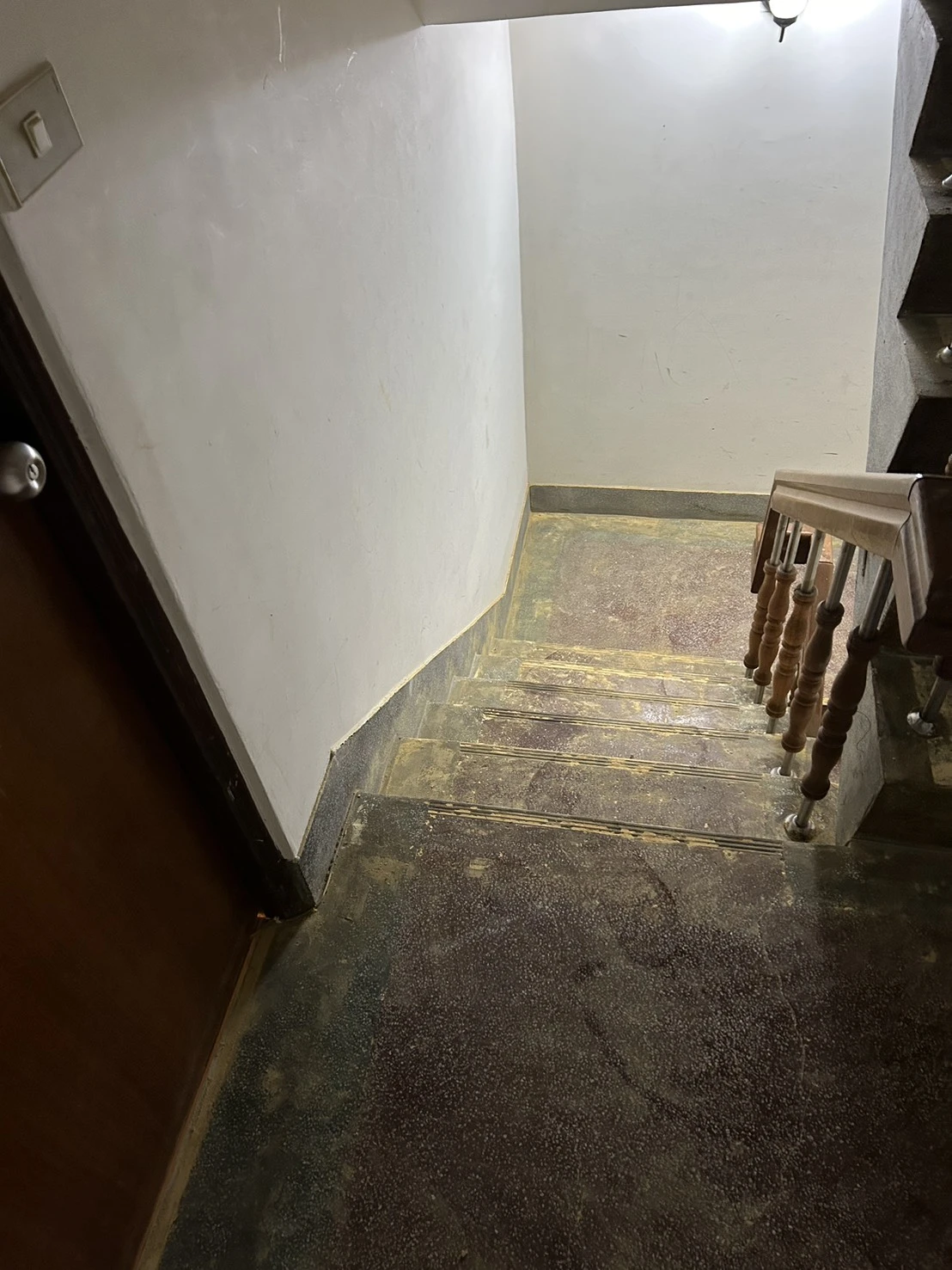 四川西一街樓梯地毯拆除除膠案例-台中地毯拆除