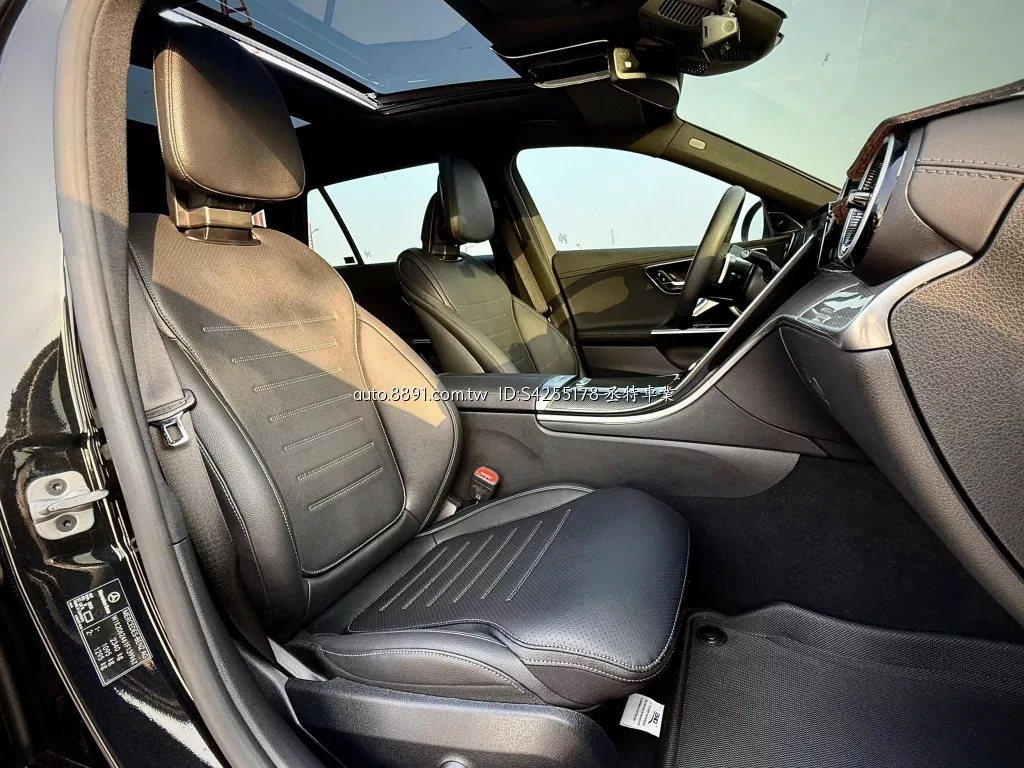 M-Benz C-Class Estate 2024款 C300 AMG Line 黑色