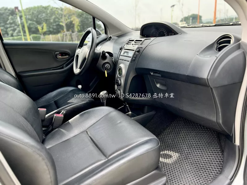 2010 TOYOTA YARIS G版