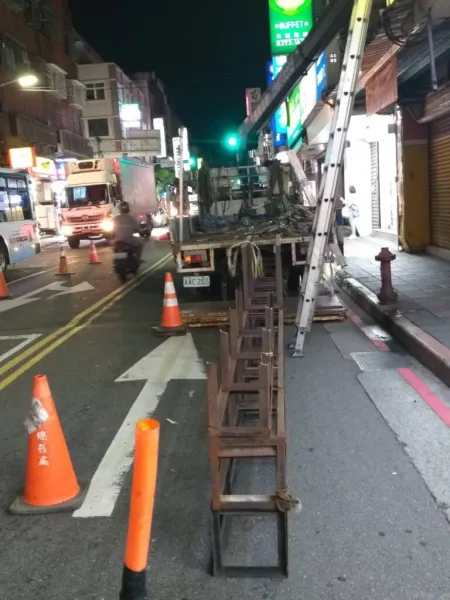 店家廣告刊版拆除