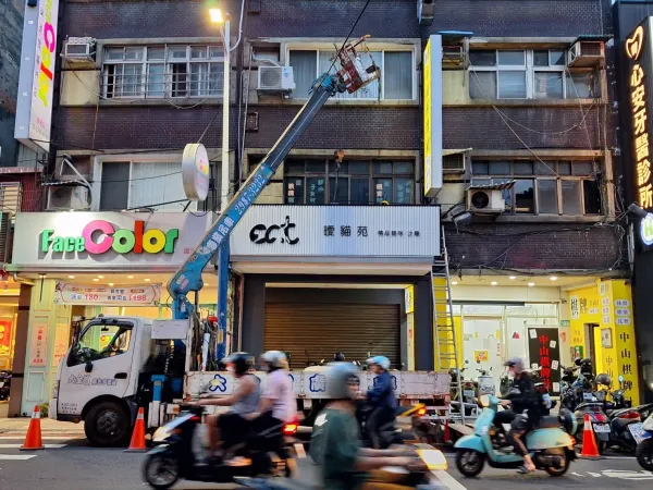店家廣告刊版拆除