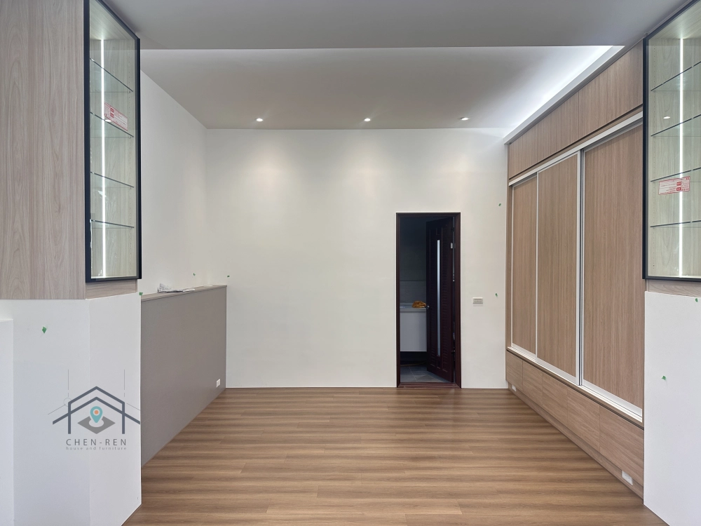 門片櫃體-艾夏櫚木;展士櫃櫃體-瑞士榆木;床頭板-布紋灰