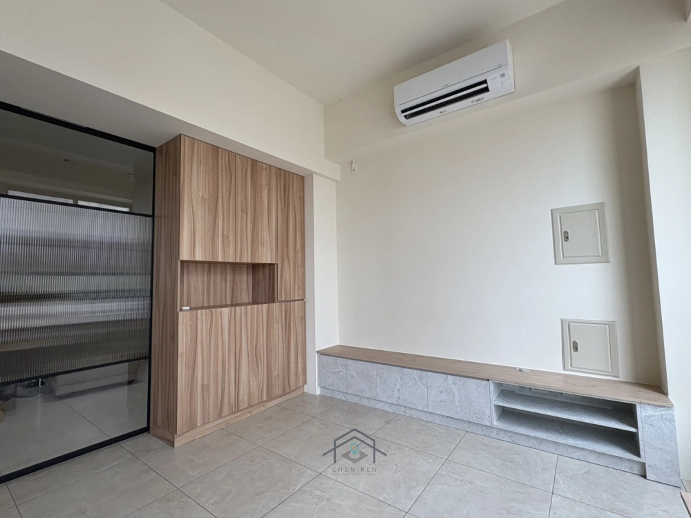 電視下櫃台面-金橡木;電視下櫃櫃體-白雲岩