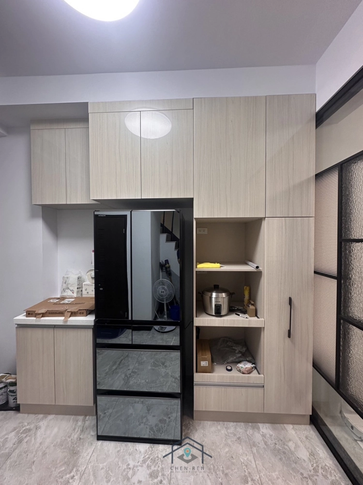 門片-暖雪柚木;櫃體-拉不拉多