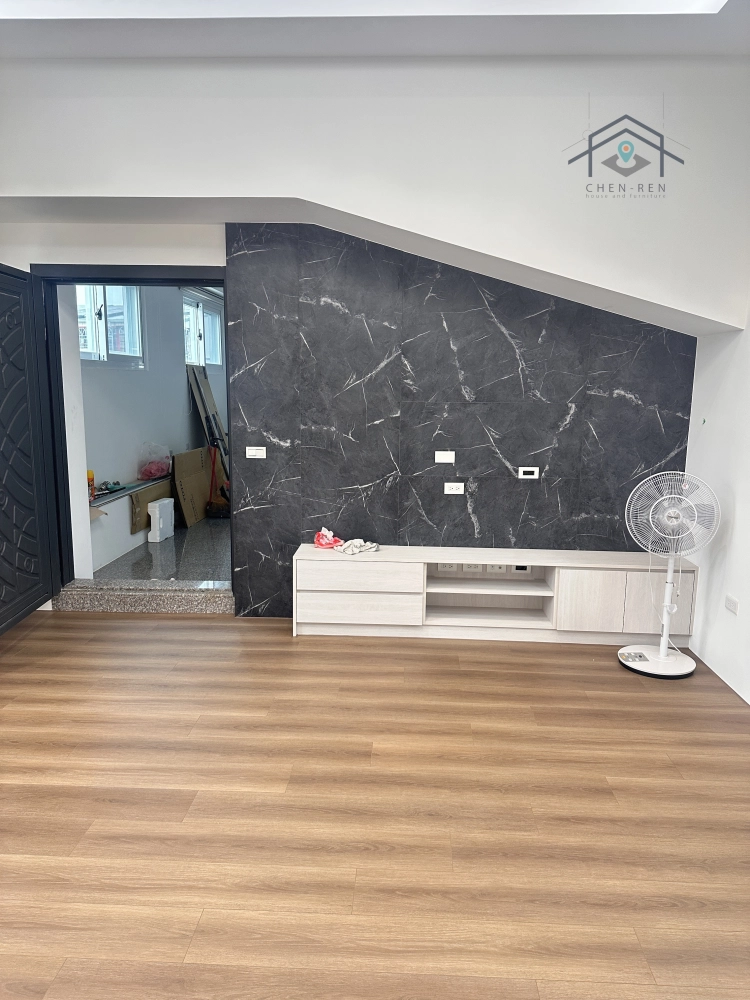 電視牆-黑雲岩;電視櫃-白艾夏櫚木