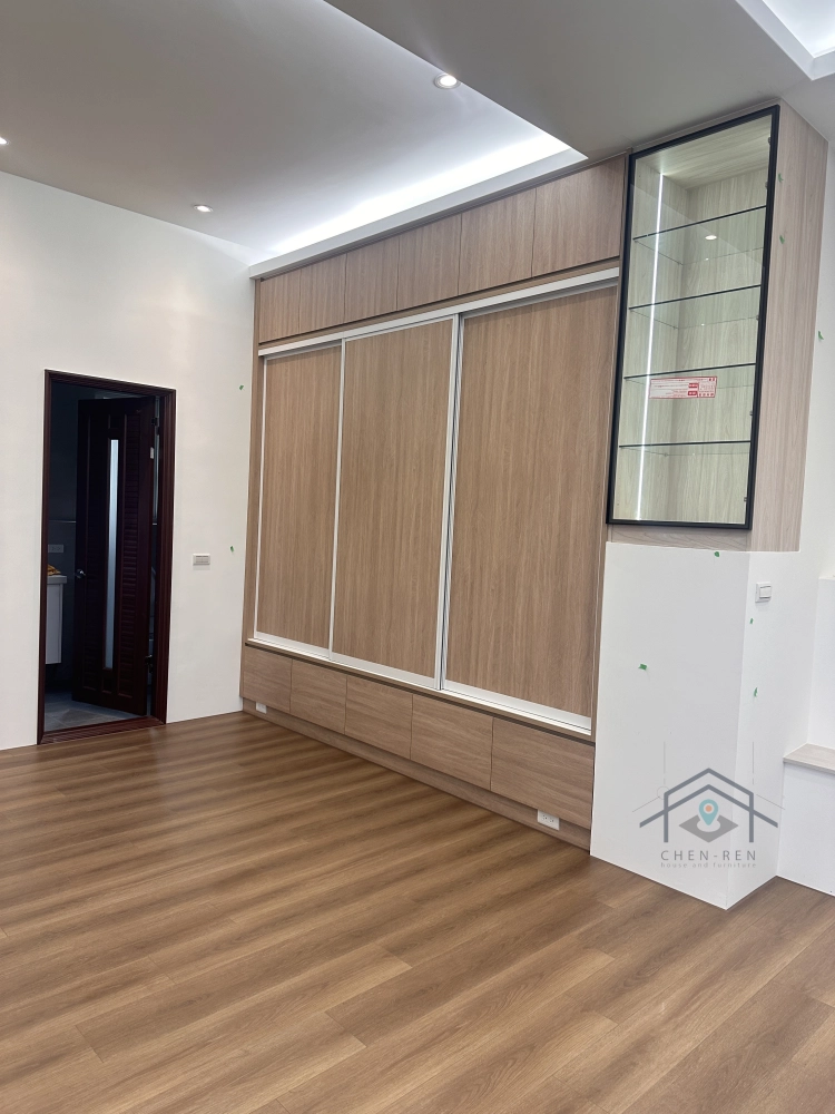 門片櫃體-艾夏櫚木;展士櫃櫃體-瑞士榆木