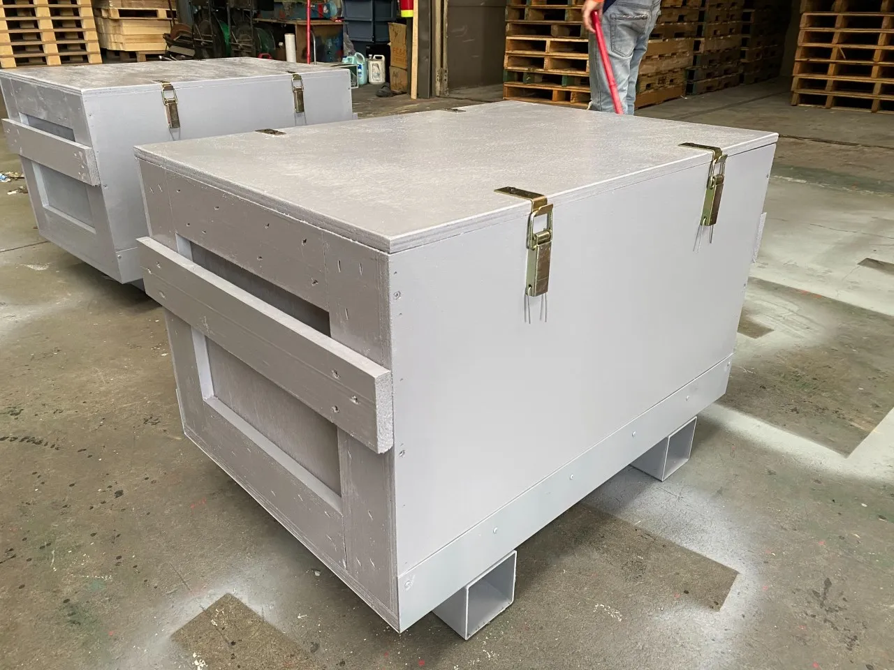 鎖扣木密箱+鐵製底板+噴漆