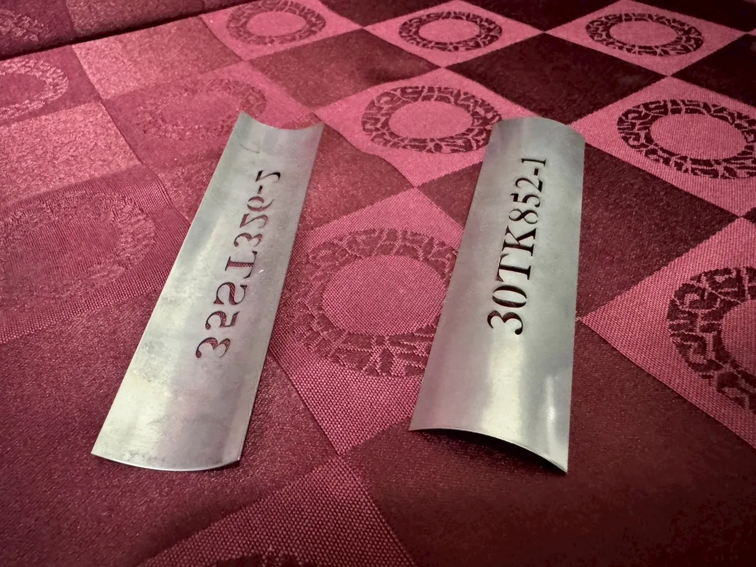 金屬簍空割字銘牌