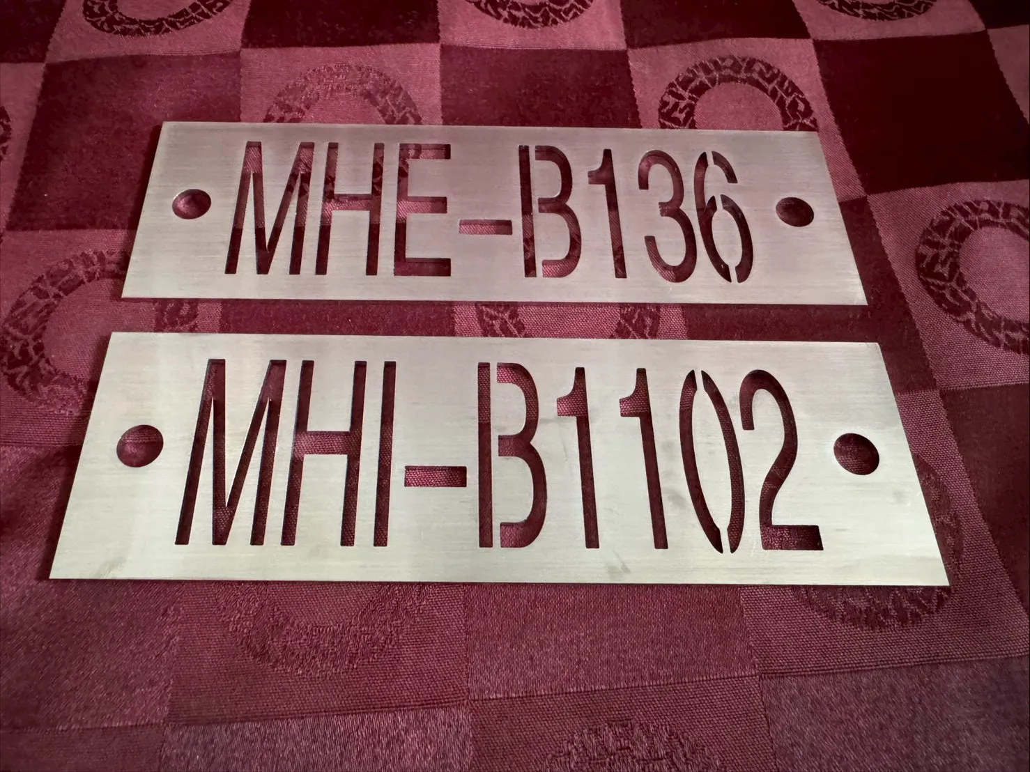 金屬簍空割字銘牌