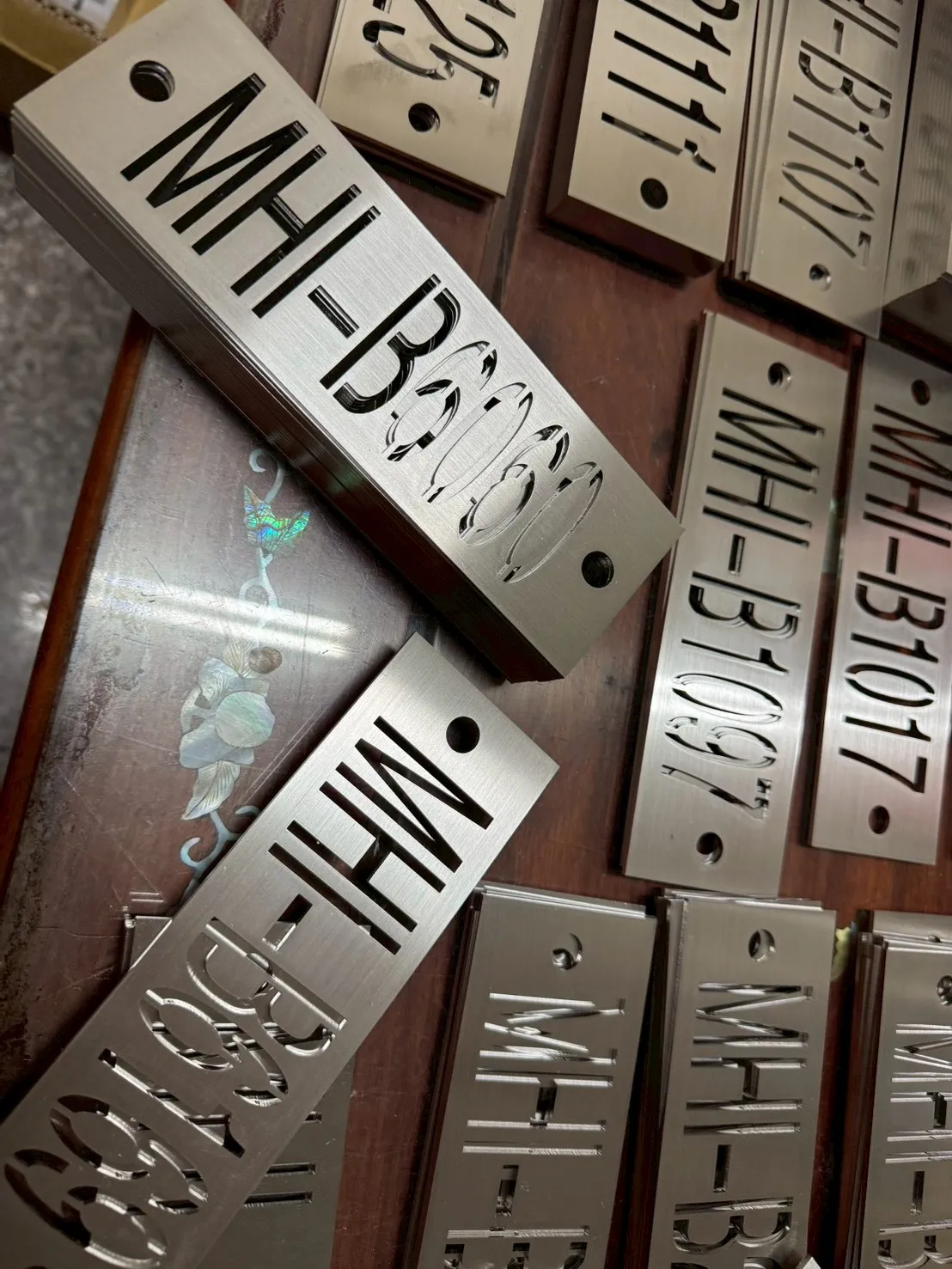 金屬簍空割字銘牌