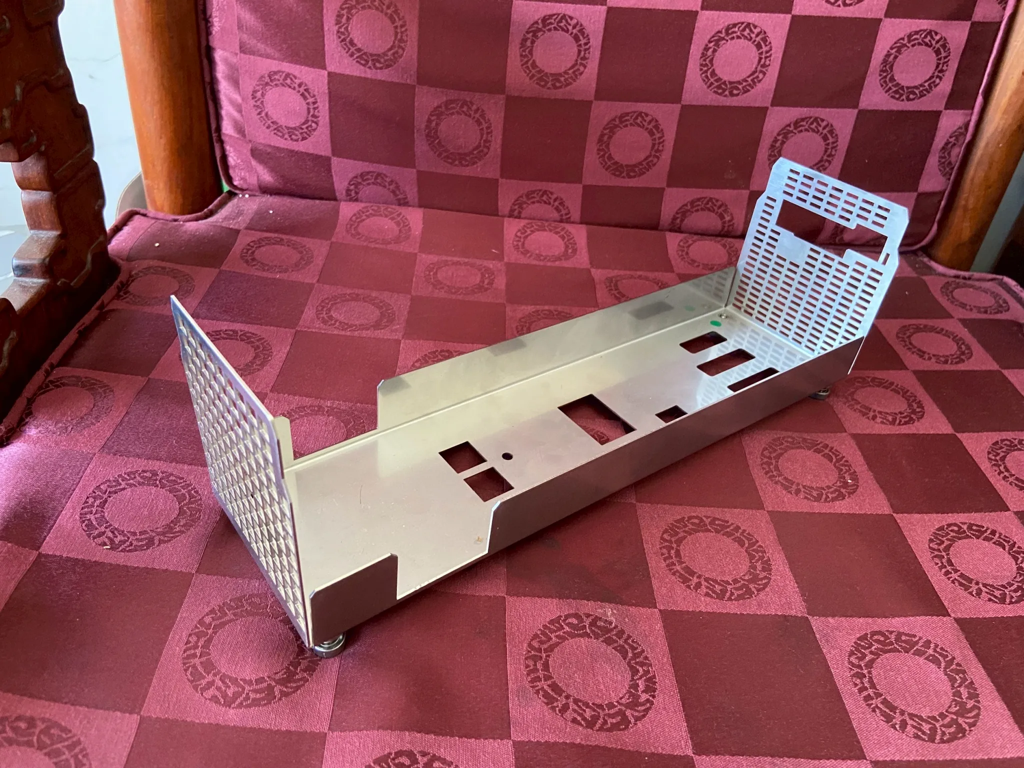 金屬簍空割字銘牌