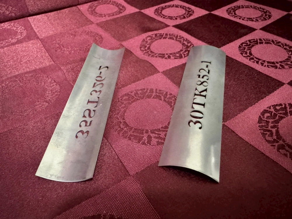 金屬簍空割字銘牌