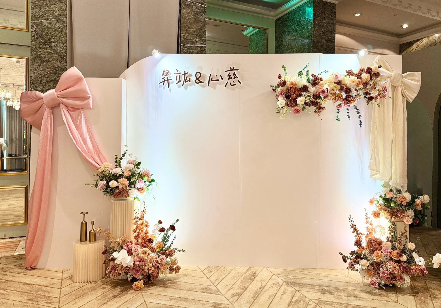 粉色蝴蝶結花藝背板