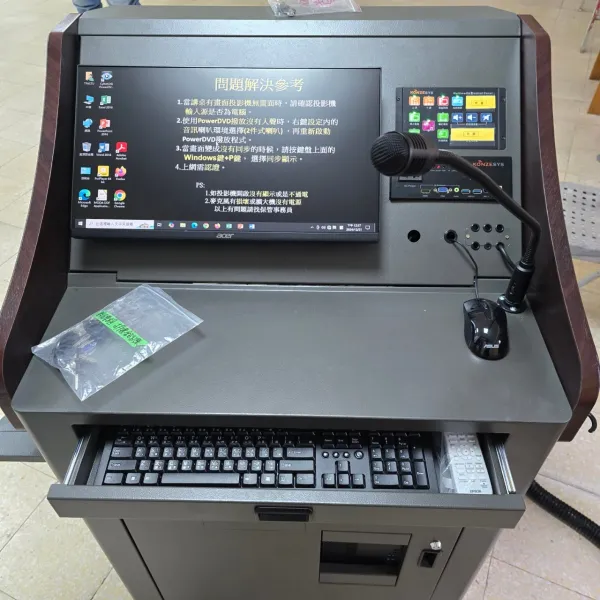 台北警專大禮堂-KZ-1580V 數位講桌安裝；具有一鍵開機上課和一鍵關機下課功能；外觀簡潔的線條設計，搭配鋼板粉體烤漆及木質扶手，開放式大型桌面。