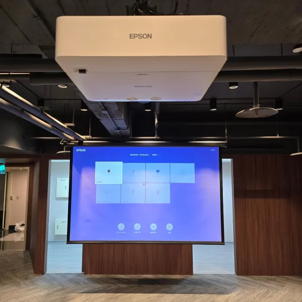 新北/連易通科技股份有限公司-辦公室 EPSON EB-L630U雷射投影機、SUPER-SEIMON 135吋電動布幕採購安裝