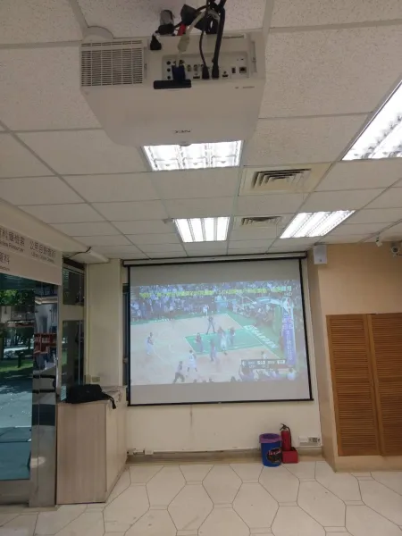 台科大圖書館-輕食區投影機布幕安裝