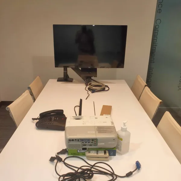 台北科技公司-辦公室顯示器及折臂旋轉立架安裝