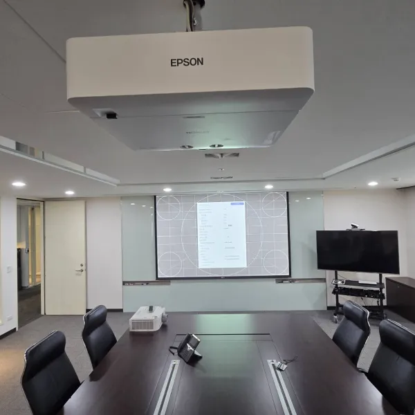 台北科技公司-大會議室投影機安裝: EPSON EB-L630U 6200流明雷射投影機，搭配150吋的電動布幕  ｜投影機安裝｜台北投影機安裝