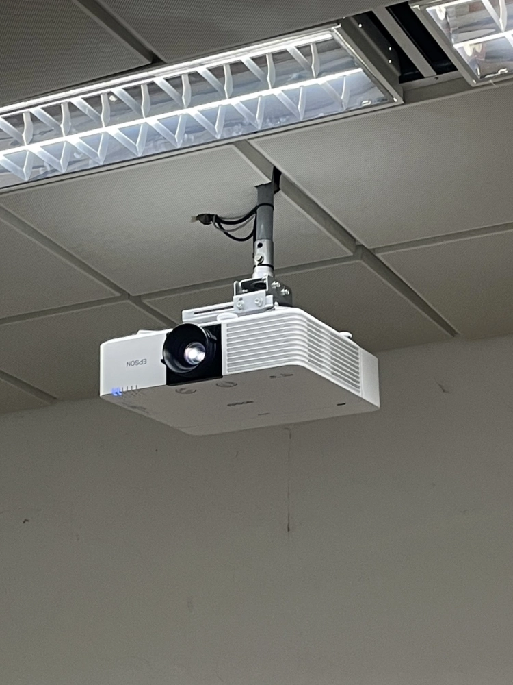 北藝大戲劇系-EPSON EB-L630U投影機安裝: 在現代教學環境中，高品質投影設備是不可或缺的元素，近期完成 EPSON EB-L630U投影機的安裝，為師生提供更清晰、色彩飽和度更高的影像體驗