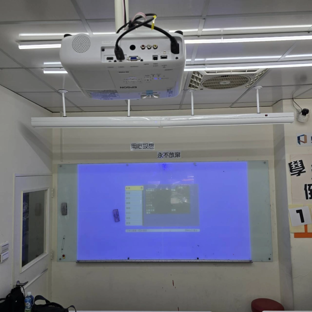 台北補習班教室投影機安裝工程，打造多功能數位教學空間！支援投影教學、直播課程與影片補課，全面提升學習效率與體驗。