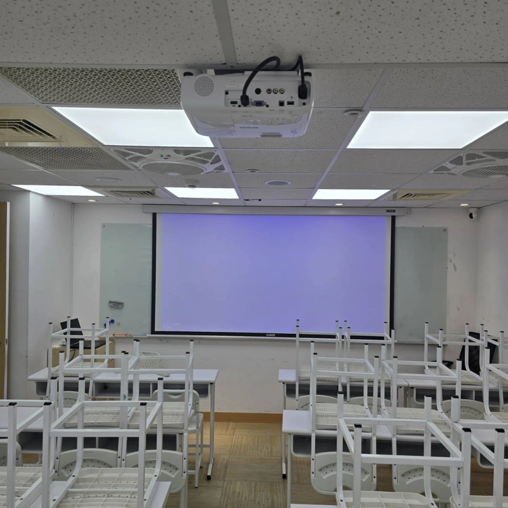 天母補習班教室-採購安裝 EPSON EB-FH06 高畫質投影機與 120 吋電動布幕，有效提升整體教學環境與學習體驗。具 Full HD 高解析度，畫面清晰流暢，搭配大尺寸布幕，讓課堂更生動。