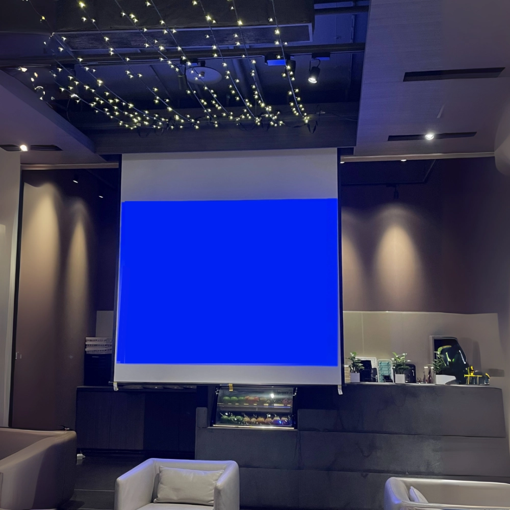百貨VIP休息室投影布幕施工服務，適用商務空間與客戶接待區，提升整體視覺質感與顧客體驗，打造舒適投影環境，有效強化空間功能與品牌形象，創造高效營運效益。