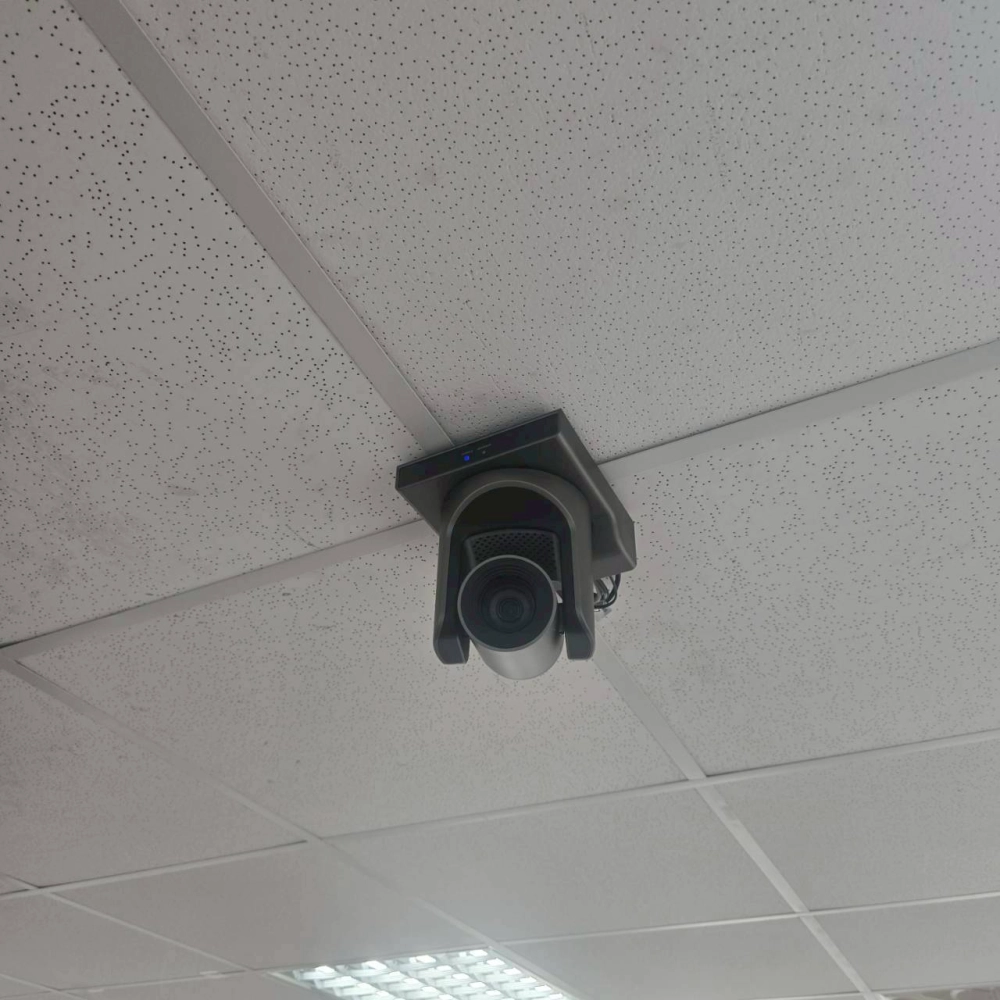 師大設計系教室導入PTZ自動追蹤攝影機，結合智慧錄影系統，實現教師移動即時追蹤與高畫質錄影，打造高效教學錄影環境，提升課堂互動與遠距教學品質。