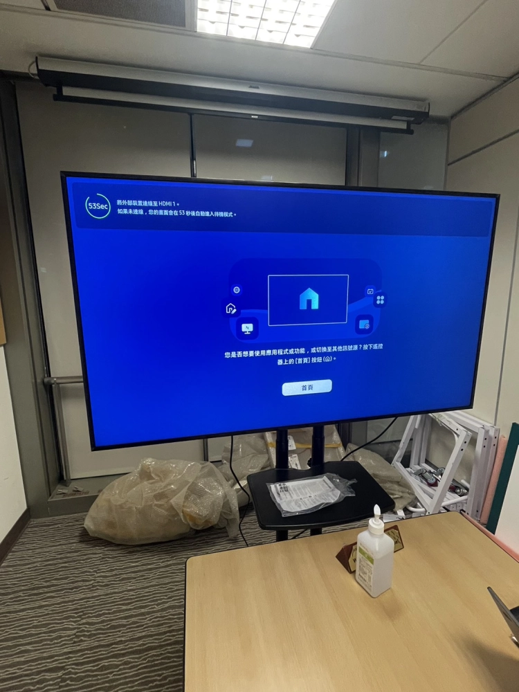 建興儲存公司-建置65吋移動式商用顯示器,升級會議室簡報體驗,提升會議效率。靈活移動、即插即用,使用簡便。
