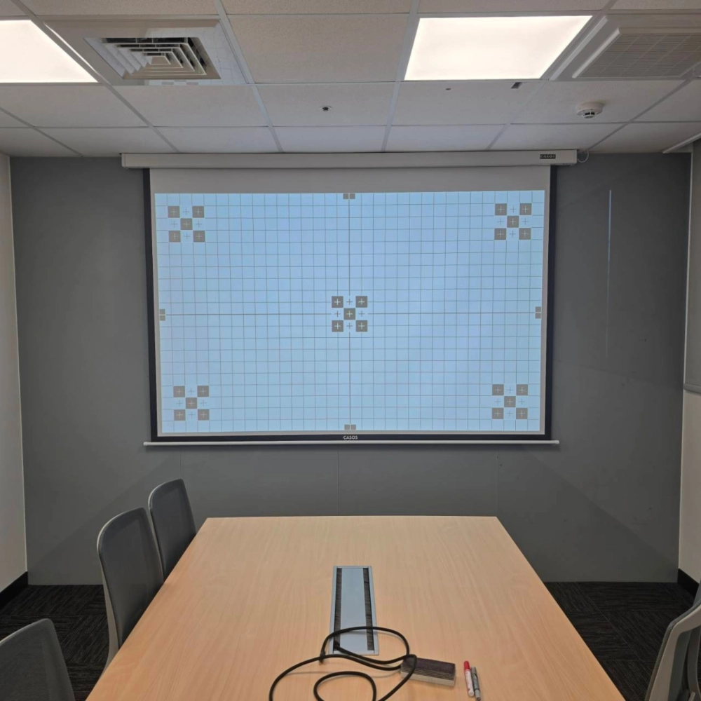 光寶科技-會議室120吋電動布幕採購安裝，提升簡報效率，確保畫面平整、操作順暢，打造高效會議環境。