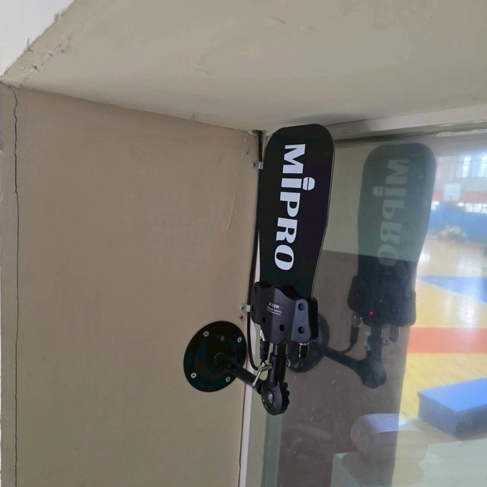 金華國中-活動中心完成天線系統改善施工實績，新增MIPRO天線及天線分配器，全面提升無線麥克風接收穩定度與訊號覆蓋範圍。專業規劃與安裝確保演講、表演及大型活動皆能享有清晰音質。