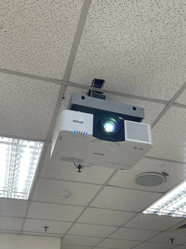 台大物理系-教室完成EPSON EB-L690U雷射投影機採購安裝施工，全面提升教學與研究展示品質。高亮度、高解析度投影效果，確保課程內容清晰呈現。