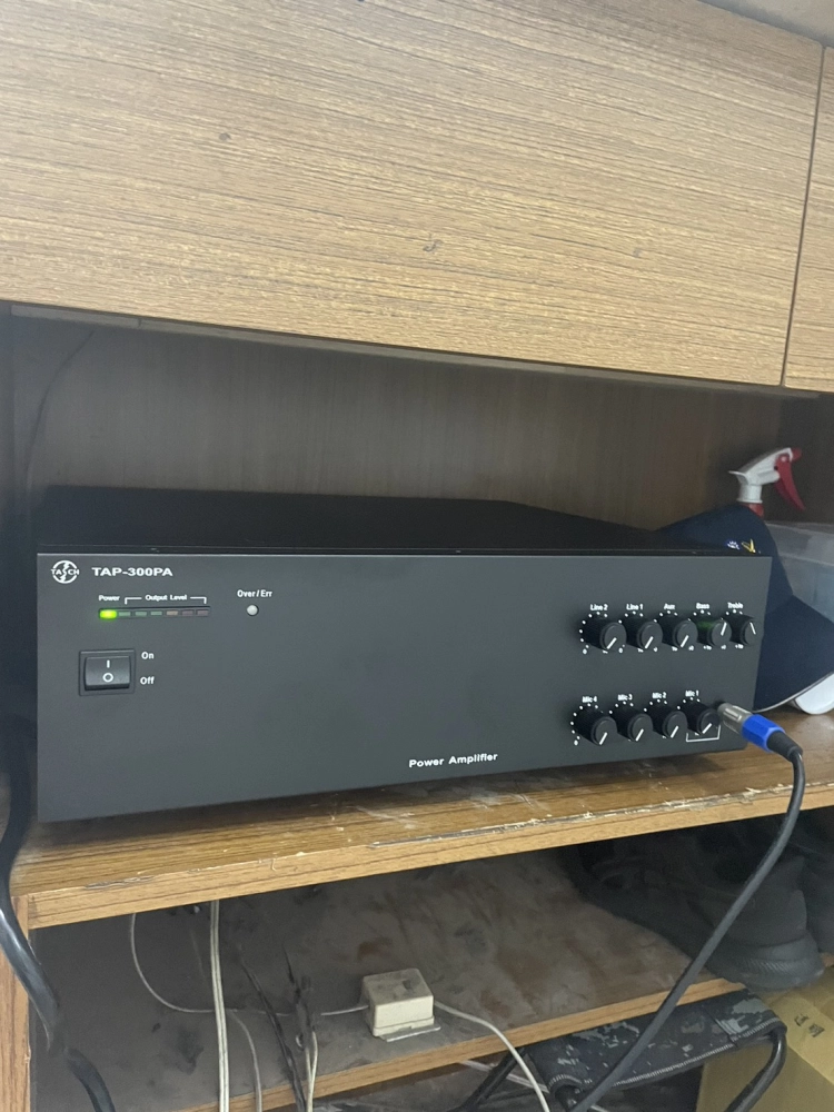 警專-完成宿舍廣播擴大機安裝施工，全面提升校園宿舍廣播系統效能，確保訊號穩定、音質清晰，支援日常公告、緊急通知及多元活動需求。