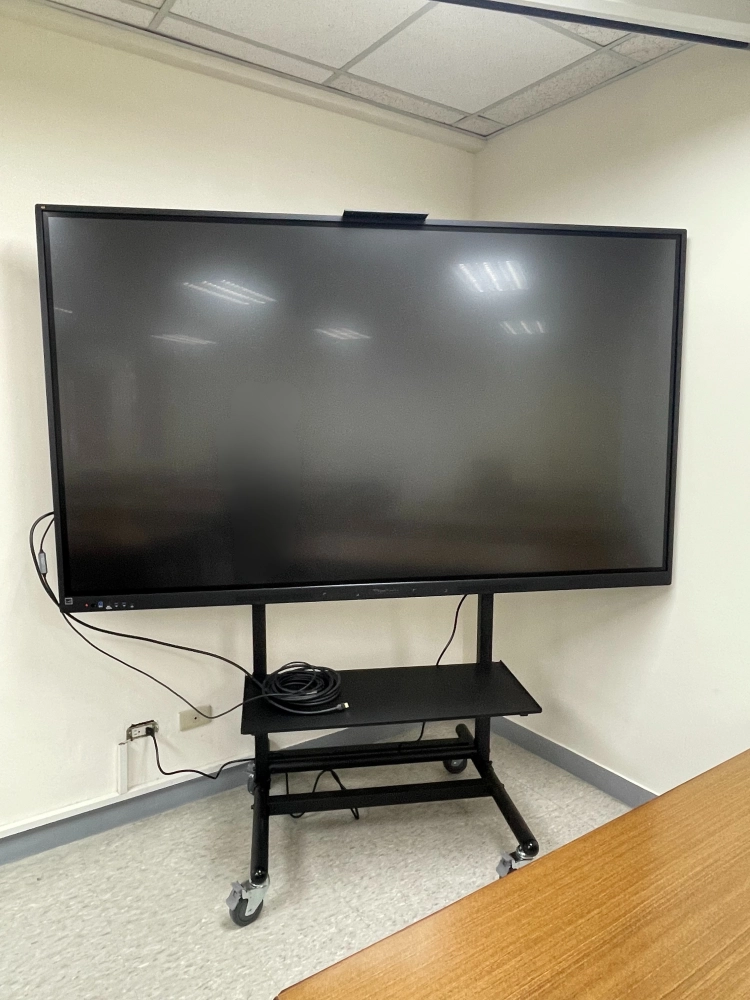 師範大學為-採購 VIEWSONIC 86 吋移動式觸控顯示器，導入多點觸控、無線投影與電子白板等功能，協助教師進行更直覺的數位教學操作。設備具備移動式立架，能靈活運用於不同教室與活動場域，大幅提升教