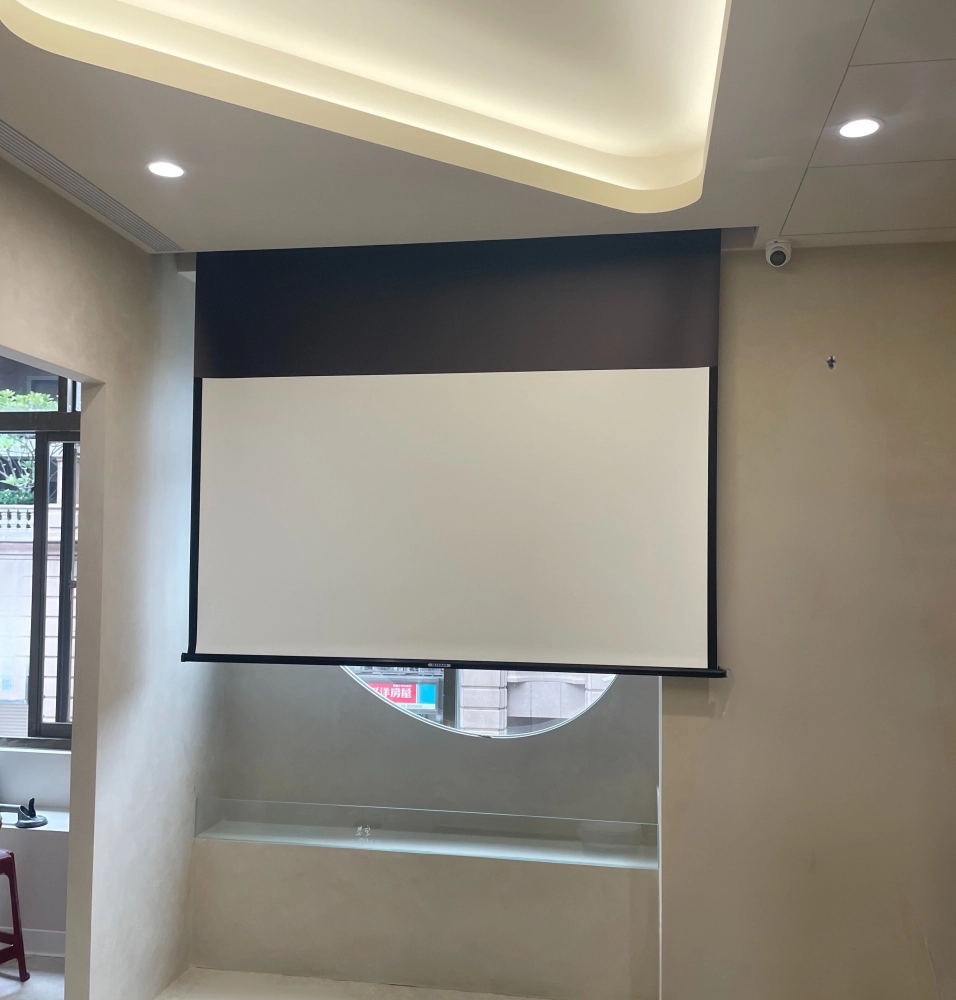 桃園診所-為提升簡報與衛教效率，採購並安裝 80 吋電動布幕，搭配現有投影設備，打造更清晰、穩定的視覺呈現效果。布幕採用電動升降系統，操作便利，並依診所空間規劃安裝位置，確保最佳投影比例與觀看角度。