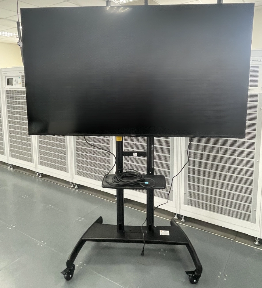 光寶科技移動式電視採購-75吋移動式電視，搭載高解析大螢幕，提升會議視覺效率與細節掌握。配備穩固移動式立架，輕鬆調整位置，是企業溝通與展示的理想選擇。