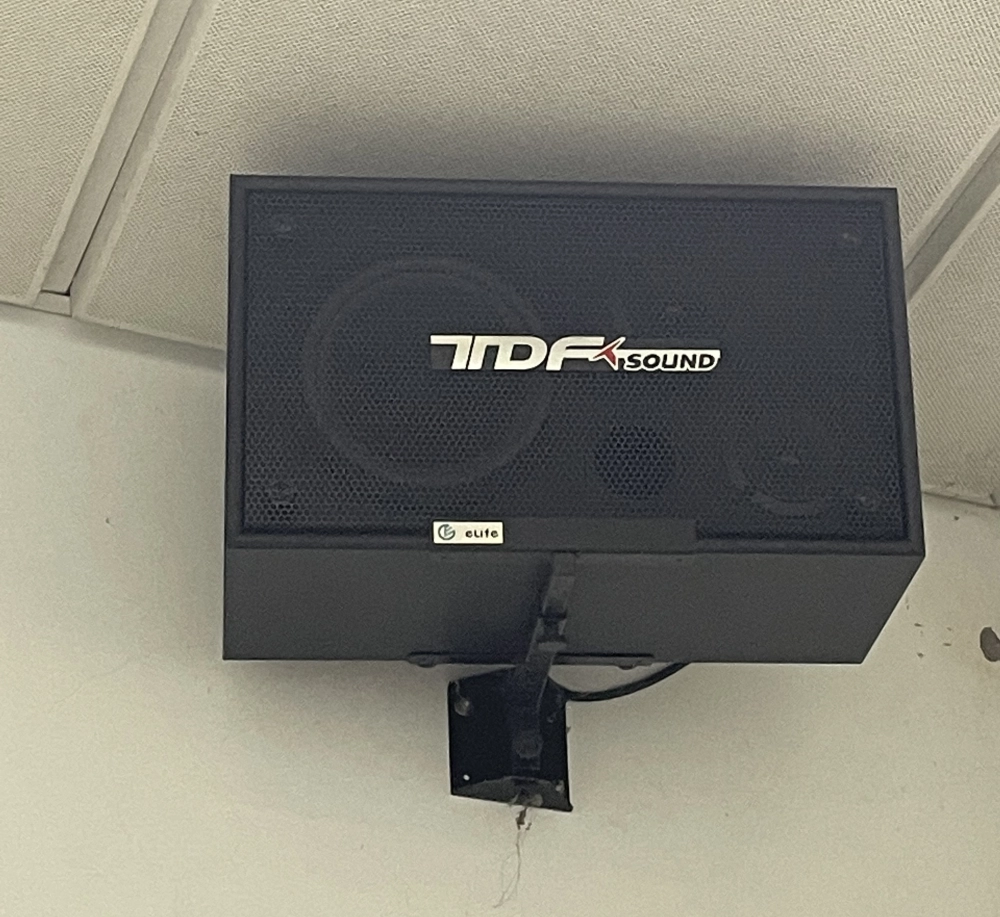 北藝大戲劇系學科教室全面升級音響設備，新增8吋高傳真喇叭，強化音質與音效呈現，提升課堂聆聽品質與。高解析音質支援多元教學場景，打造更沉浸、更專業的學習環境。