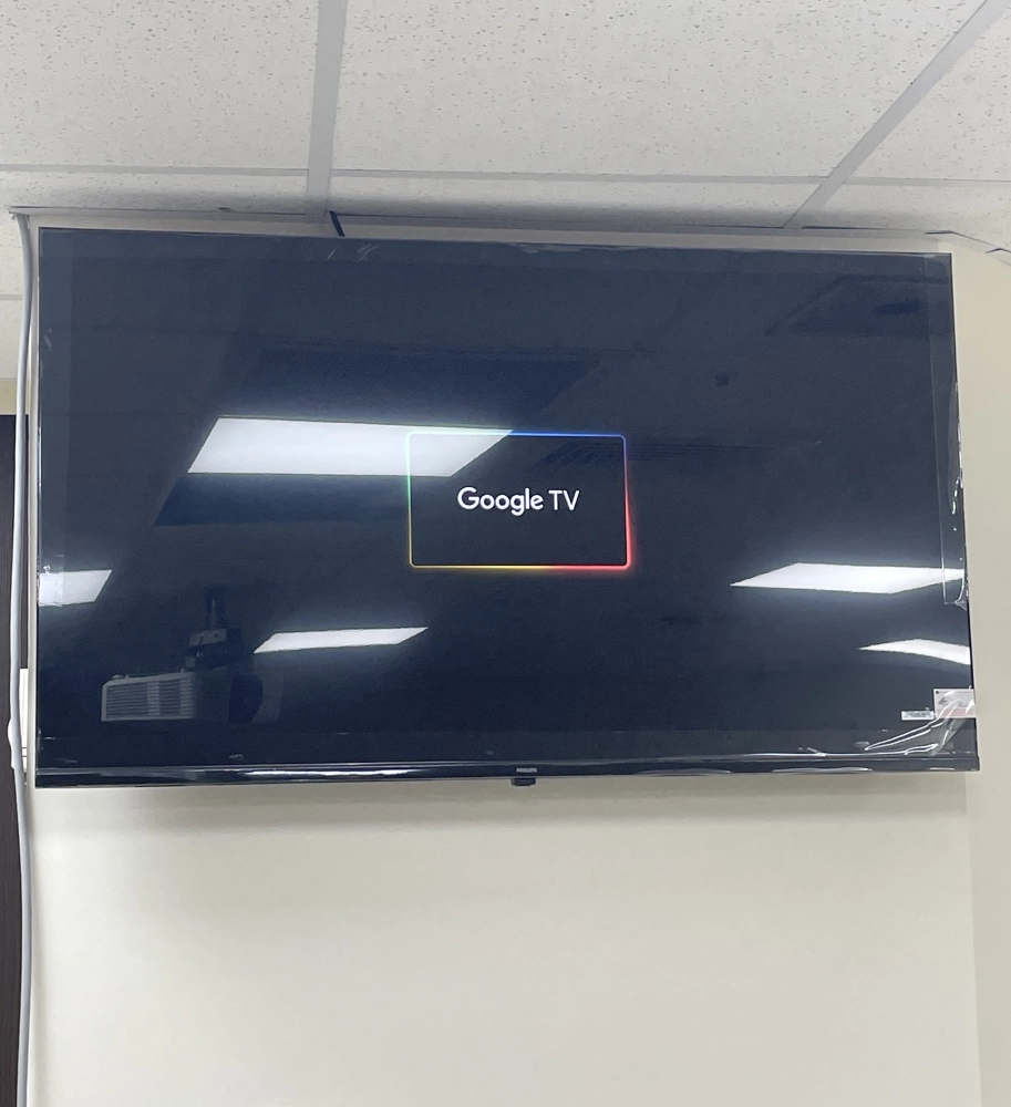 台銀人壽-會議室視訊顯示器安裝工程，採用高解析度顯示設備，支援多方視訊會議，提升溝通效率。專業規劃線材隱藏與穩固固定，打造整潔美觀的會議環境。