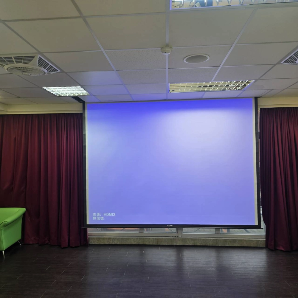 政大文學院- 150 吋電動布幕採購與安裝，依場域規劃大尺寸音電動升降布幕，提升教學與簡報品質。天花板輕鋼架安裝與功能測試，確保布幕運作順暢、安全穩定。完工後整體視覺效果大幅提升，滿足教學研討需求。