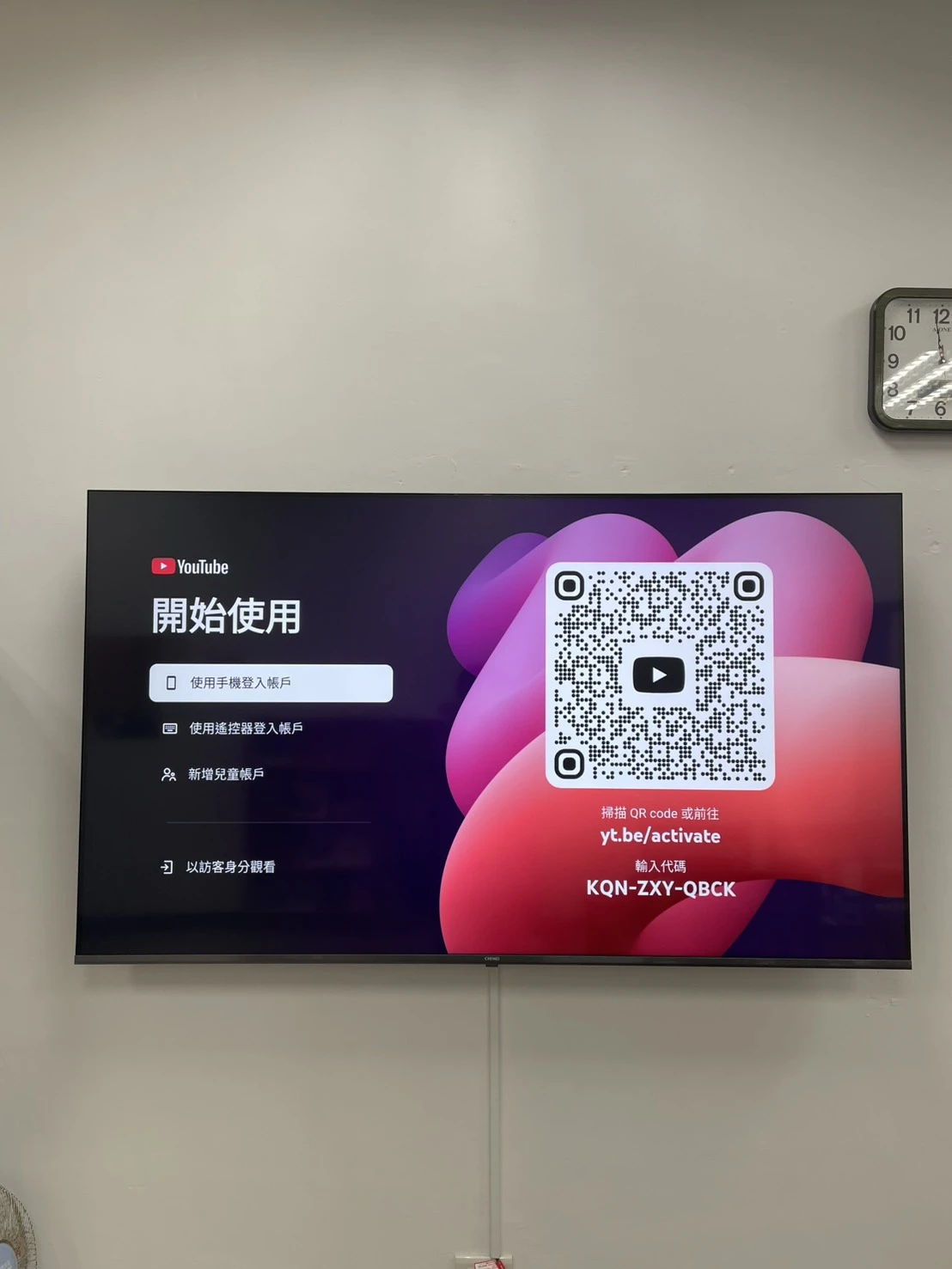 師大數學系為提升會議與討論品質,採購 75 吋專業顯示器搭配無線投影設備,打造更靈活的簡報與協作環境。大型顯示器提供清晰視覺呈現,無線投影則讓教師與與會者可快速切換多種裝置訊號,提升討論效率。