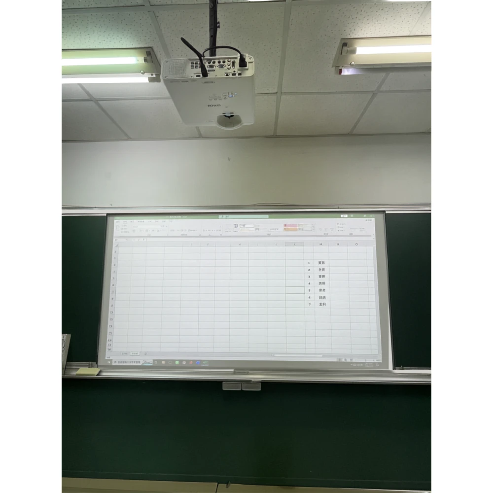 海山高中美術教室完成 EPSON EB‑L210SW 短焦雷射投影機汰換安裝，有效改善教室視覺呈現。雷射光源亮度高、色彩穩定，搭配原有教學設備後，讓美術課程示範、作品欣賞更清晰。此次工程同步調整投影位置與線路，確保長期使用的安全與穩定性，為教學環境帶來更優質的影像體驗。