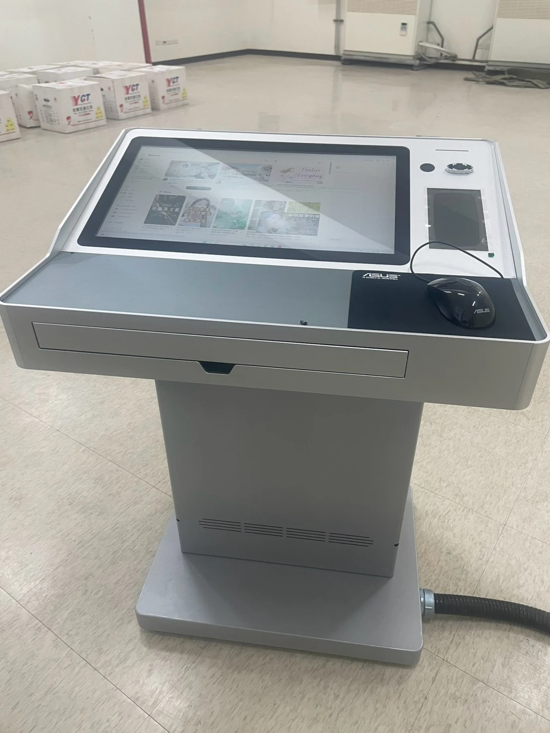 臺大藥學系教室導入 KZ‑6800 數位講桌，採用流線造型外觀與鋁合金結構，具備高耐用度與良好設備散熱。內建 21.5 吋觸控螢幕、音訊切換器與投影控制屏，整合多媒體操作於單一介面。講桌具備完善 I/O 端子，便於後續維護，為教學環境帶來更現代化的數位互動體驗。