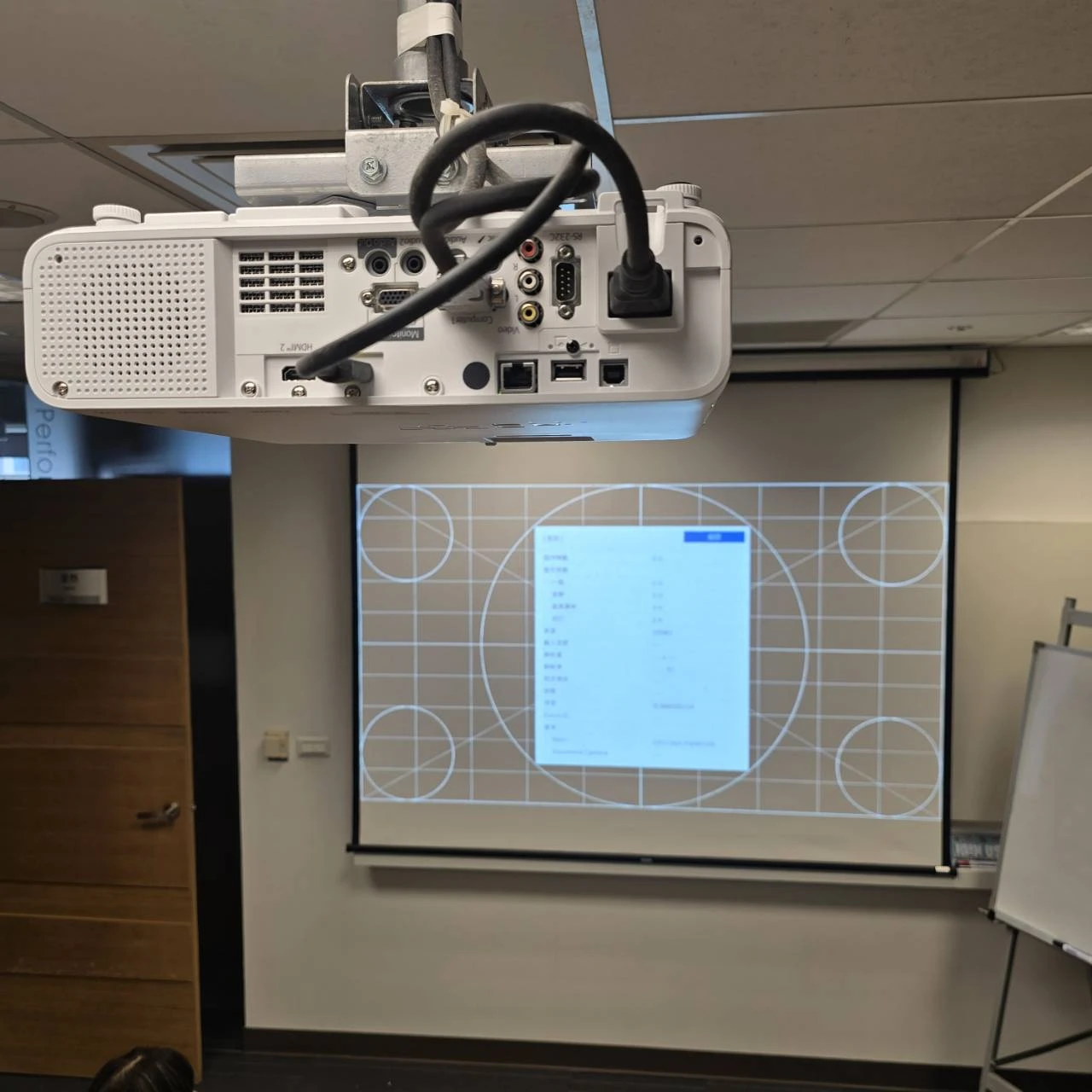 台北電子公司-會議室EPSON EB-L260F雷射投影機採購安裝，本案採用雷射投影機 搭配專業安裝施工，打造高亮度、高穩定性的商務簡報環境。透過 Full HD 高畫質影像與長效雷射光源，即使在明亮會議空間中也能呈現清晰細緻畫面，大幅提升簡報與視訊會議品質，高畫質就算看EXCEL文件上的小數字也很清晰，為企業打造高效率且專業的會議空間。