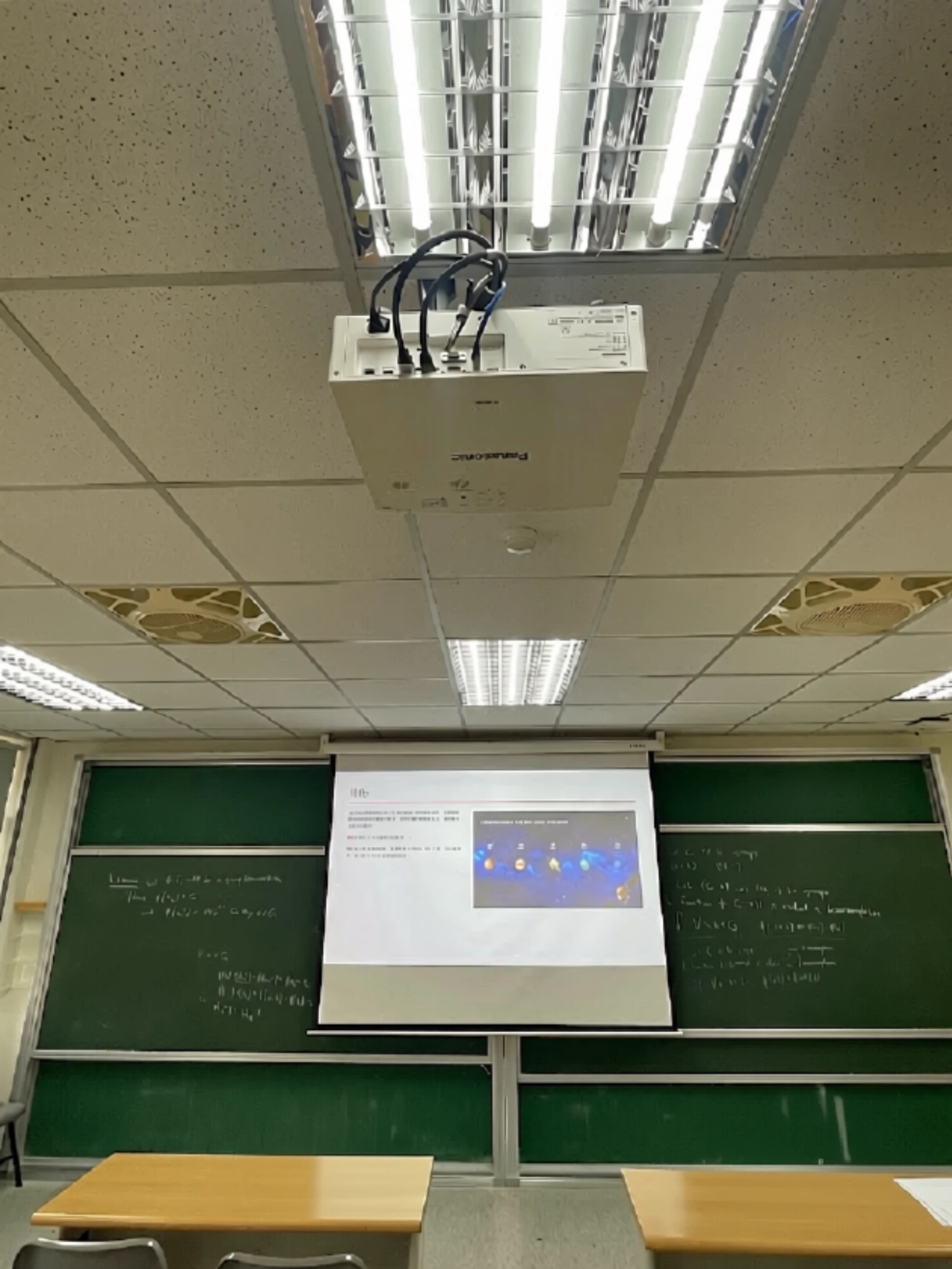 師大數學系-教室 PANASONIC PT-VMZ82T 雷射投影機採購與安裝工程，全面提升教學影像品質。新設備具備高亮度與高解析度顯示效能，可呈現更清晰細緻的教材內容，即使在明亮環境下亦能維持優異視覺效果，為師生打造更舒適、高效的智慧教學環境。