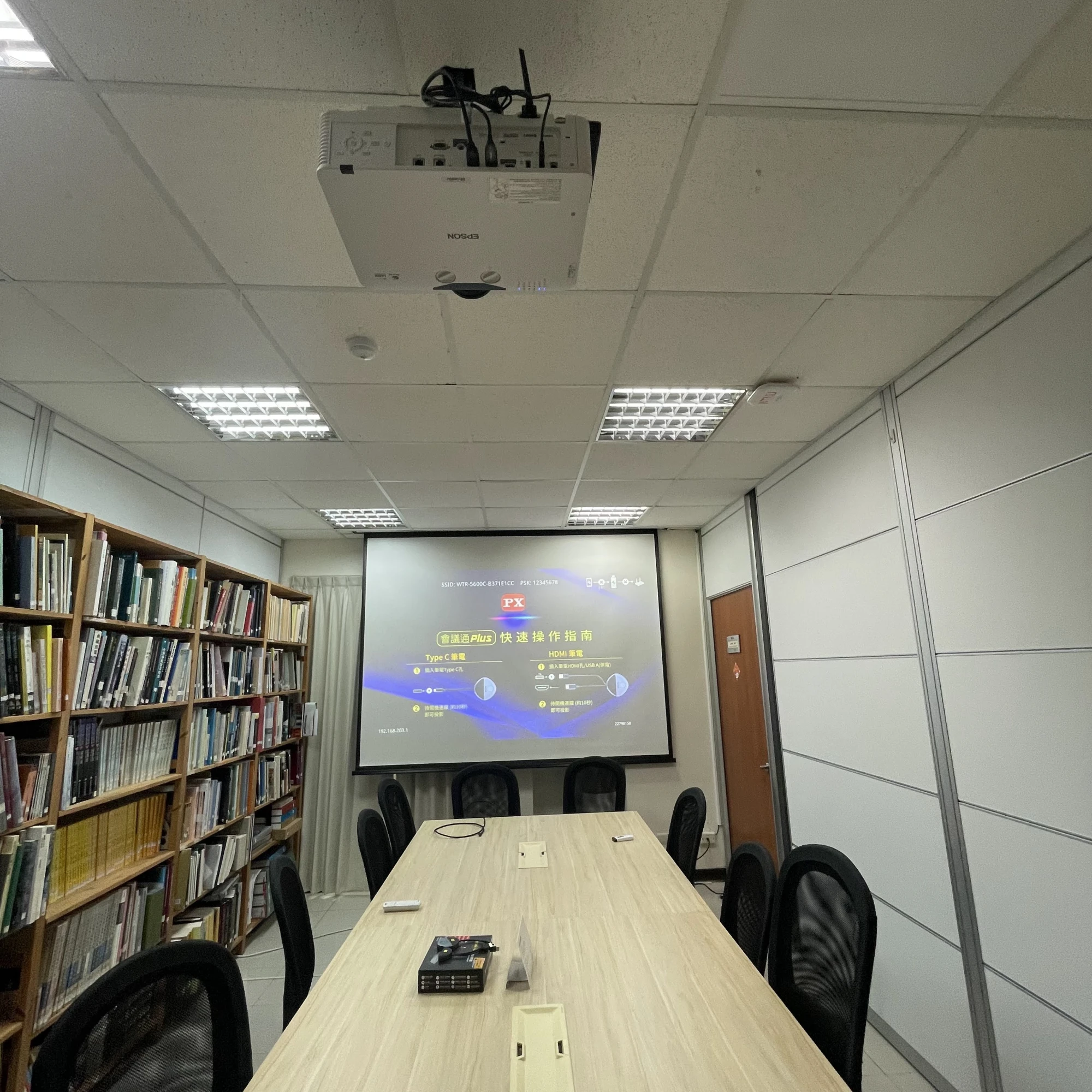 師大藝術史研究所教室影音設備升級-本案採用 EPSON EB-L690U 雷射投影機搭配PX WTR-5601H無線投影設備，提供高亮度、高解析度影像呈現與穩定無線投影功能。施工內容包含設備安裝、訊號整合、系統測試及簡易教學，有效提升課堂教學、學術發表及研討活動之視聽品質與使用便利性。