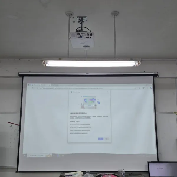 新北市海山高中-生物教室EPSON EB-L210SF短焦雷射投影機，搭配150吋電動投影布幕