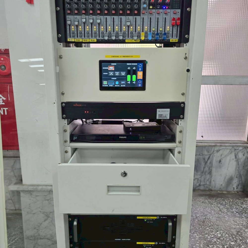 警專餐廳-機櫃音響及中控設備汰換整合施工,全面提升音響品質與操作便利性。透過整合中控系統與音響設備,確保穩定、安全、智慧化管理,提升用餐環境舒適度與擴音系統穩定度。