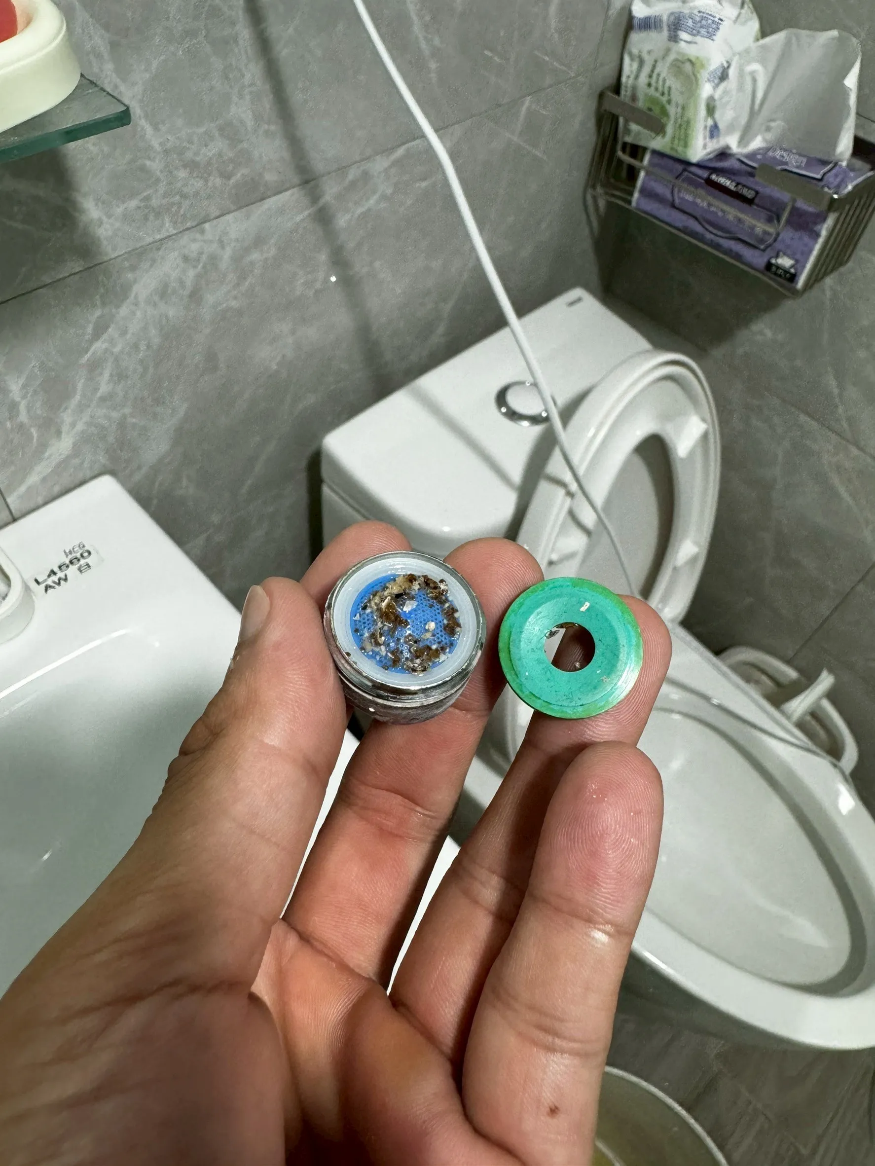 台中鄭小姐公寓水管一廚兩衛浴 熱水忽冷忽熱