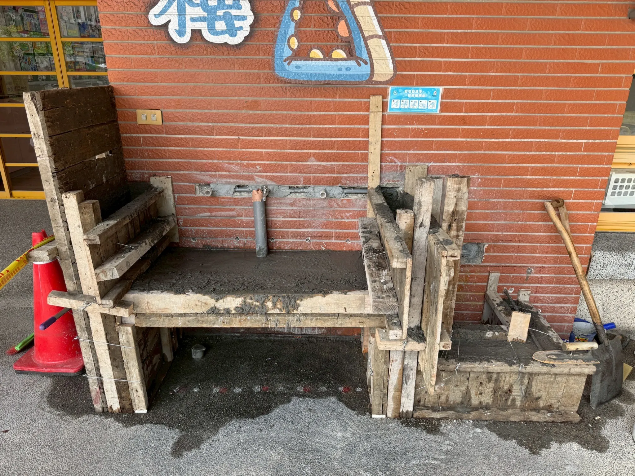 施工中鋼構骨架