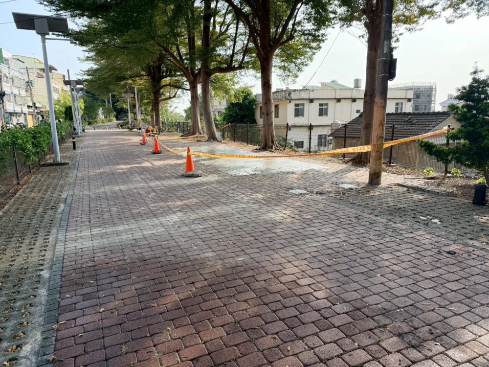 社區遊具設施改善工程施工前現況,進行公共空間整體規劃與地坪改善作業。
社區工程|公共空間改善|地坪整修工程|景觀步道工程|戶外空間工程