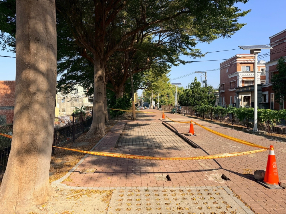 社區步道與公共設施改善工程,施工區域進行安全圍設與整地作業。
公共設施改善|社區步道更新|景觀工程|施工圍設工程|社區環境改善